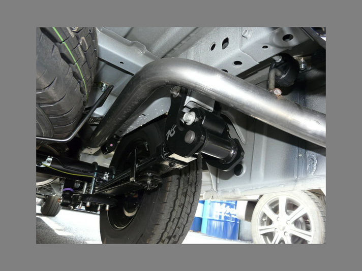 ハイエースの乗り心地が変わる、コンﾌｫｰﾄシャックルって？